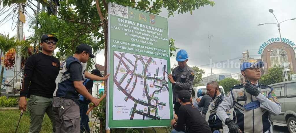 Uji Coba Jalur Satu Arah Kayutangan, Dishub Kota Malang Gencar Sosialisasi Dinas Perhubungan Kota Malang memasang papan informasi rencana ujicoba satu arah di Kayutangan Heritage.