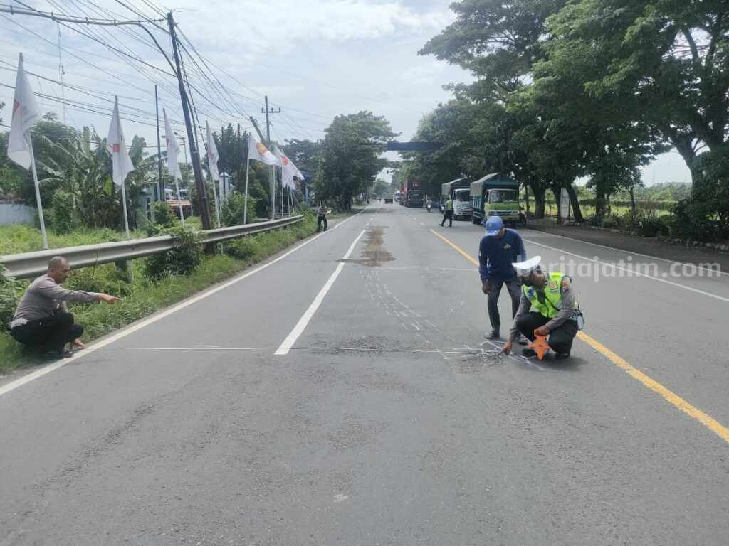 Petugas kepolisian saat olah TKP