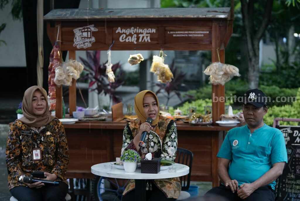 Wali Kota Mojokerto Ika Puspitasari dalam forum 'Ngopi' dengan awak media di RSU Dr Wahidin Sudiro Husodo. [Foto : ist]