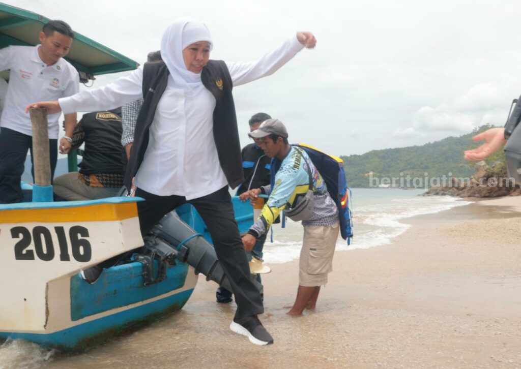 Khofifah Tahan Banting, Terpeleset di Jembatan Kaca Bromo, Kini Lompati Kapal