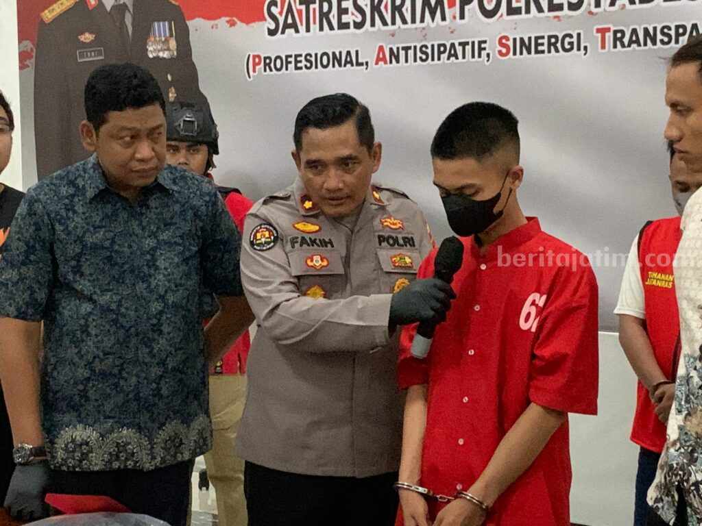 Tersangka AJP saat dirilis di Polrestabes Surabaya dalam rilis kasus penganiayaan di Politeknik Pelayaran Surabaya.