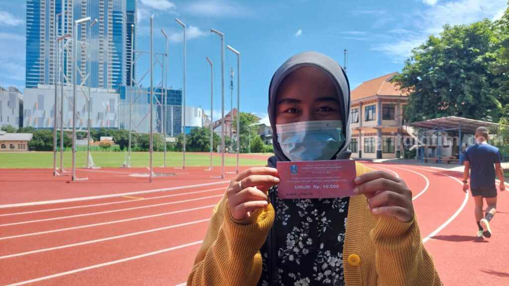 Olah Raga di Lapangan Jatim Seger Berbayar, Warga Terkejut Irma Maria memerlihatkan bukti retribusi saat olah raga di Lapangan Jatim Seger, Minggu (19/2/2023).