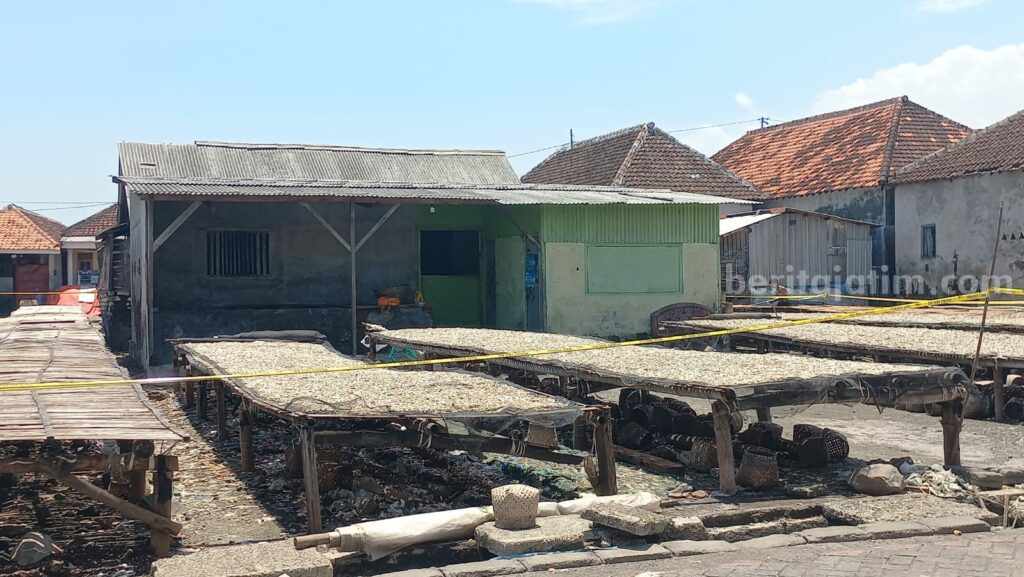 Bom ikan yang meledak di gudang ikan Kota Pasuruan.