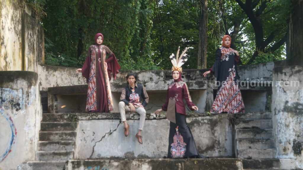 Outfit karya Lia Afif yang berkolaborasi dengan pemkab Kutai Timur Batik Rakata Andala