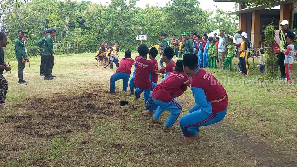 Sejumlah Siswa dan Siswi yang sedang mengikuti lomba tarik tambang.