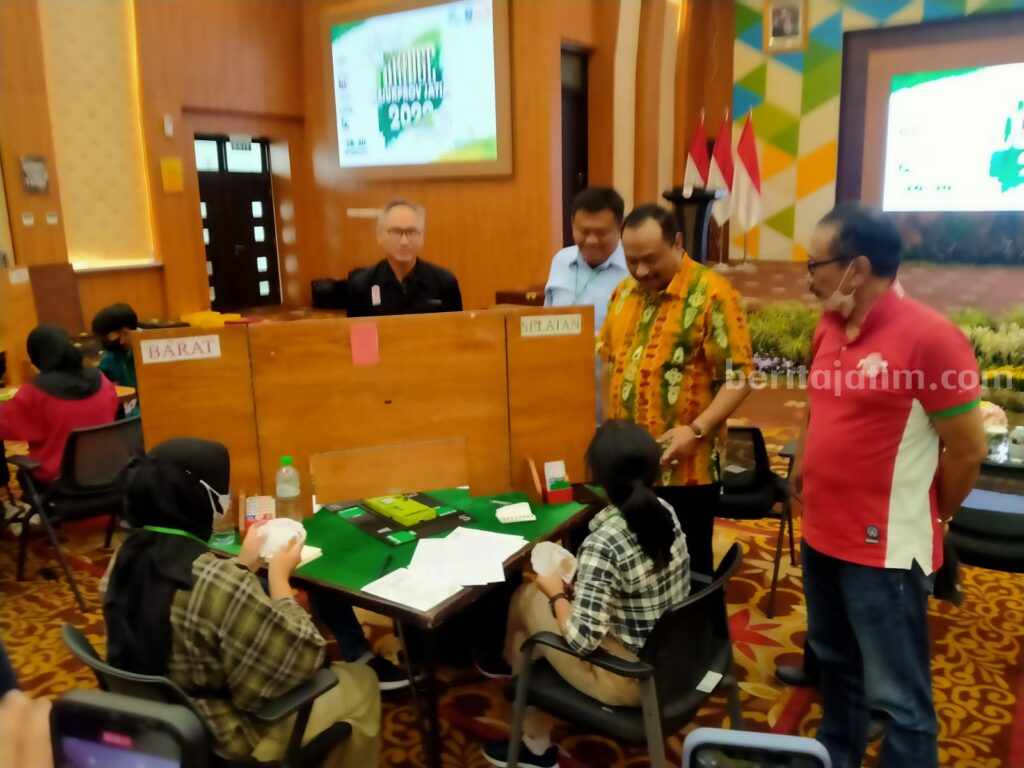 Atlet Bridge Jatim Asah Kemampuan di Piala Gubernur dan BTC M Nabil, Ketua KONI Jawa Timur Tengah meninjau para atlet Bridge yang tengah mengikuti kejuaraan Piala Gubernur, Minggu (19/2/2023).