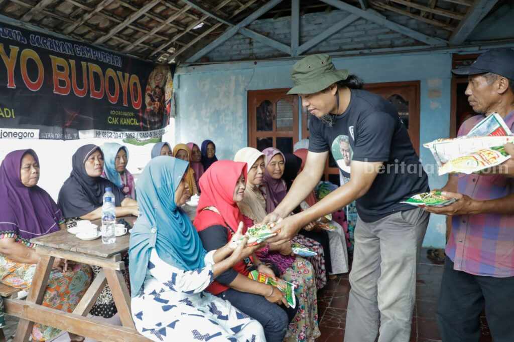 Komunitas Warteg Pendukung Ganjar Bagikan Bibit ke Petani Relawan Warteg pendukung Ganjar Pranowo.