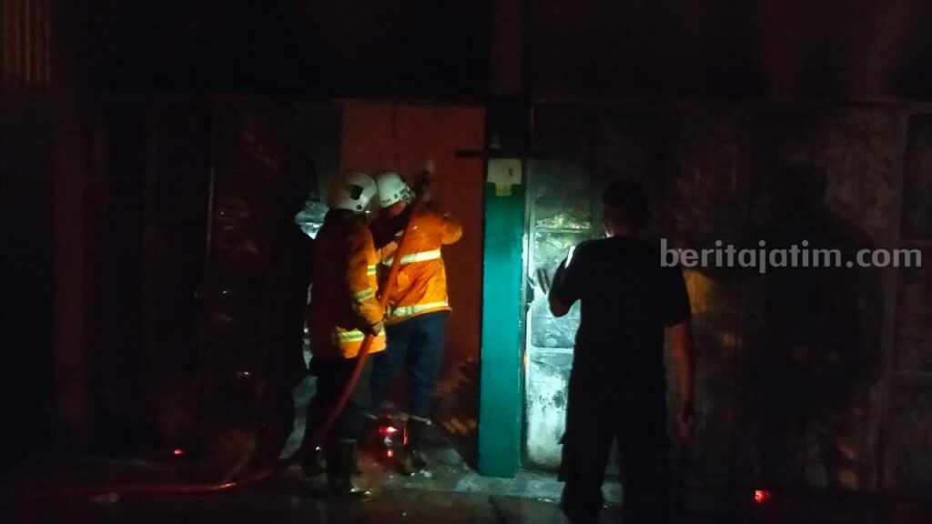 Petugas PMK Kabupaten Mojokerto melakukan pemadaman di warung makan yang terbakar di Dusun Donorejo RT 002 RW 007, Desa Jasem, Kecamatan Ngoro, Kabupaten Mojokerto. [Foto : ist]