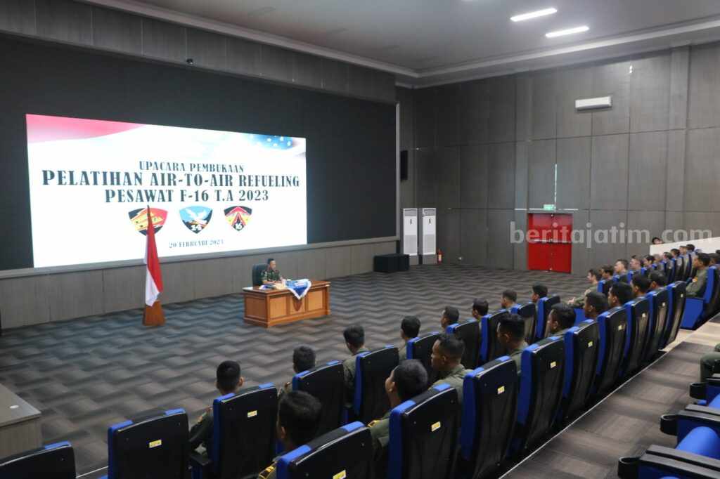 Penerbang F-16 TNI AU Lanud Iswahjudi Ikuti Pelatihan Air To Air Refueling Danlanud Iswahjudi Marsma TNI Irwan Pramuda saat membuka pelatihan Air To Air Refueling Pesawat F-16 ini di Gedung ACMI Kapten Pnb Anm Surindro Supjarso, Lanud Iswahjudi, Senin (20/2/2023)