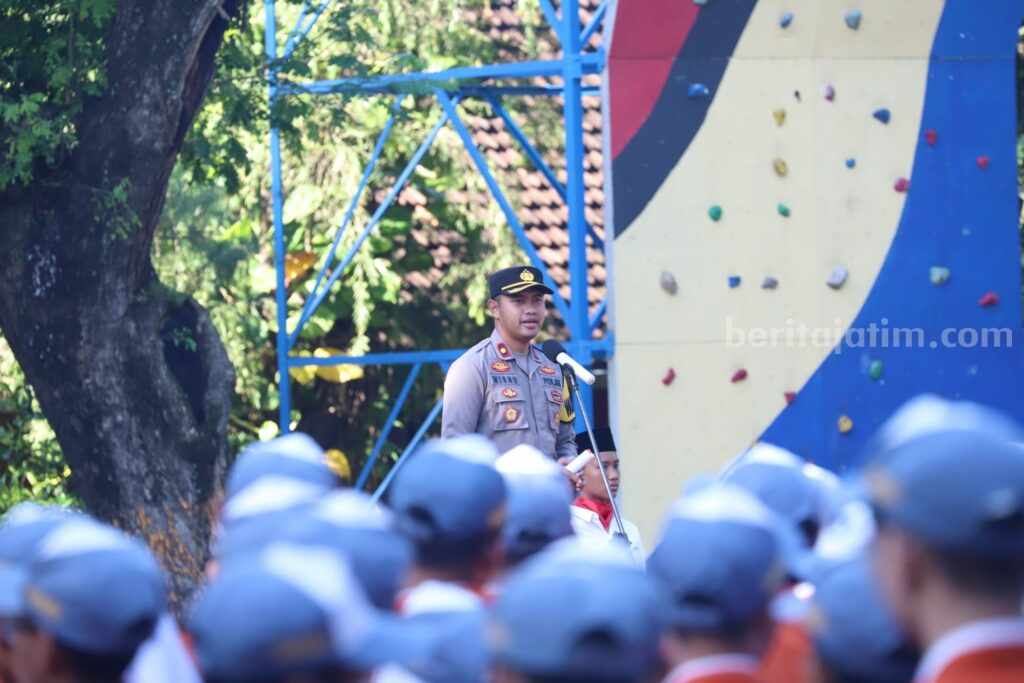Waka Polres Mojokerto Kompol Wisnu S Kuncoro saat menjadi bertindak sebagai pembina upacara pada upacara bendera di SMAN 1 Puri, Kecamatan Puri, Kabupaten Mojokerto. [Foto : ist]