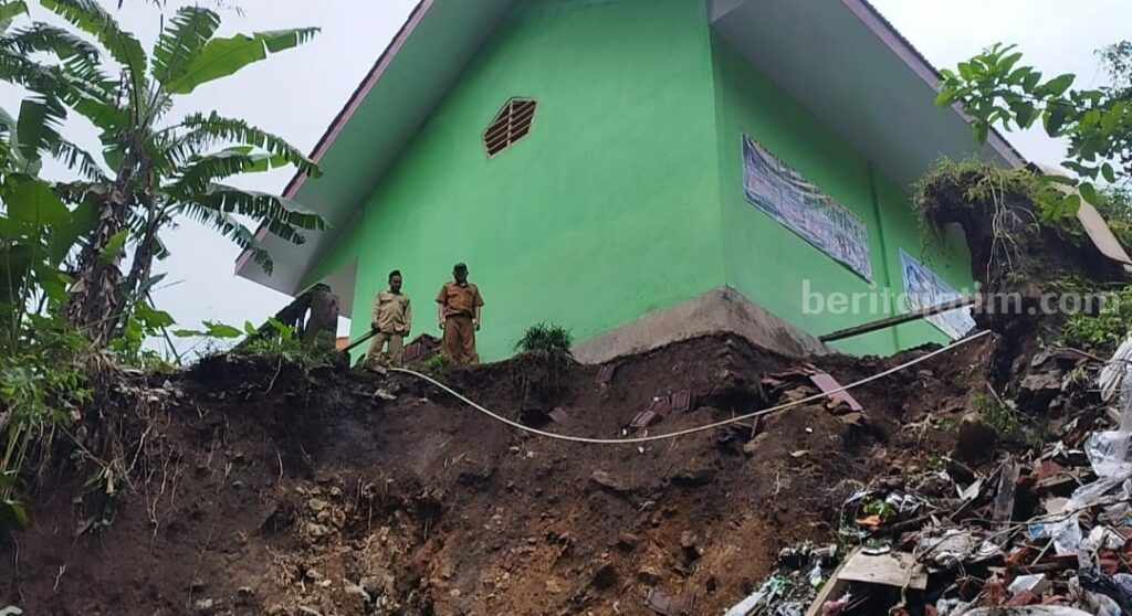 Kondisi bangunan ruang kelas IV di SDN Claket, Kecamatan Pacet, Kabupaten Mojokerto. [Foto : Misti/beritajatim.com]