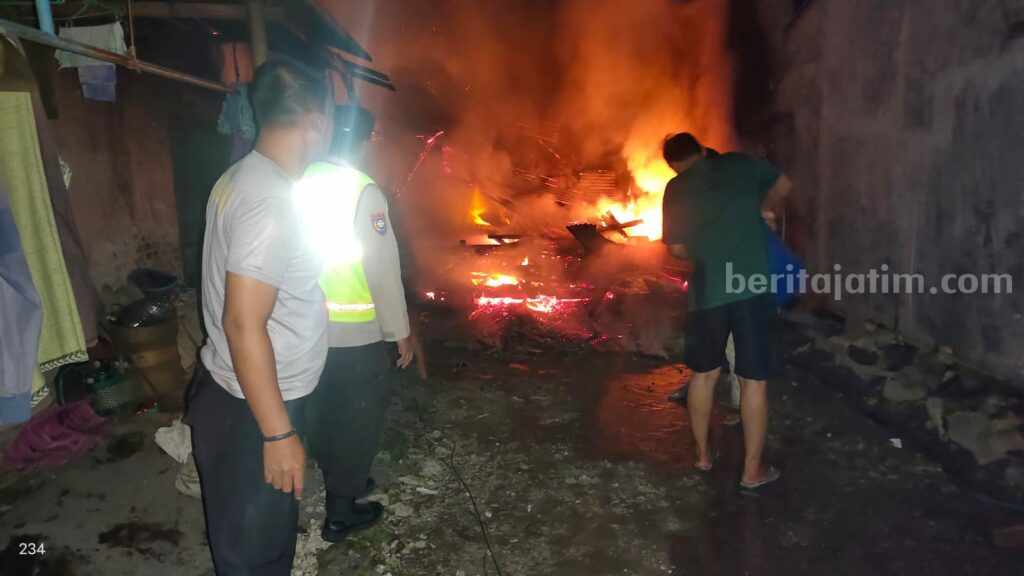 Kondisi rumah Sulimah (58) Kelurahan/Kecamatan Plaosan Magetan, Jawa Timur yang terbakar usai api tungku yang digunakan memanggang kayu membesar dan membakar dapur warung hingga rumah, Senin (20/2/2023) pukul 18.30 WIB. 