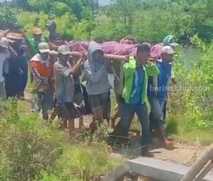 3 Buruh Tambak di Sampang Meninggal Bersama, Tenggelam Evakuasi korban tenggelam di area tambak di Sampang (Foto: Zamachsari/beritajatim.com)