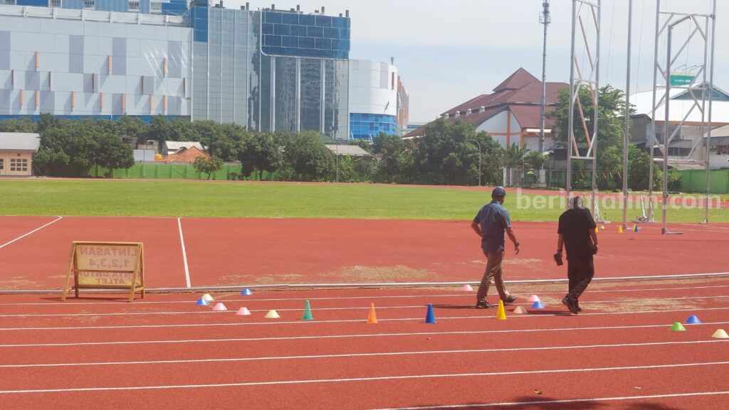 Tim Dispora Jatim Dan tenaga ahli datang untuk melihat titik kerusakan Lapangan Jatim Seger