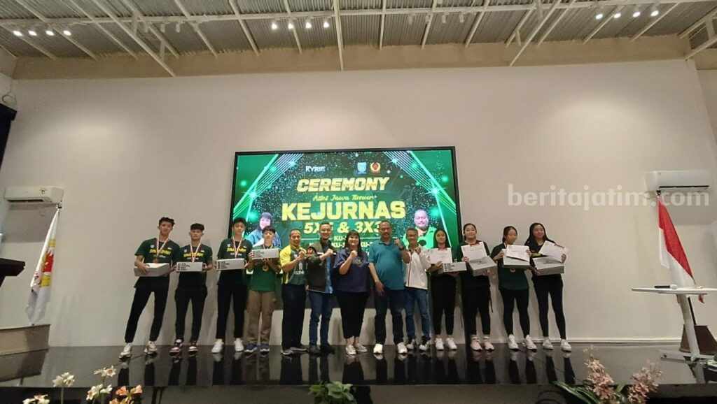KONI Jatim Tingkatkan Fisik dan Skill Pemain Jelang Pra PON Basket Atlet basket Jawa Timur bersama ketua KONI Jatim M Nabil dan Ketua Perbasi Jatim Grace Evi