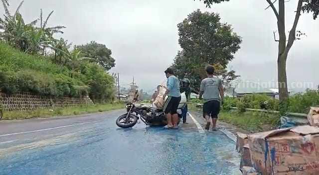 Truk muatan cat yang terguling di jalan Raya Plaosan Sarangan, tepatnya di tikungan dekat Kebun Stroberi Magetan, Selasa (21/2/2023).
