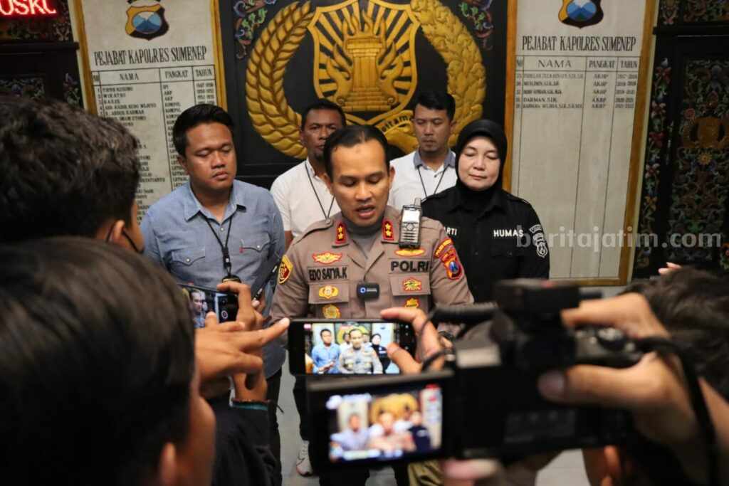 Suami di Sumenep ini Tega Bunuh Istrinya, Lalu Dikubur di Pantai Kapolres Sumenep, AKBP Edo Satya Kentriko saat memberi keterangan pers