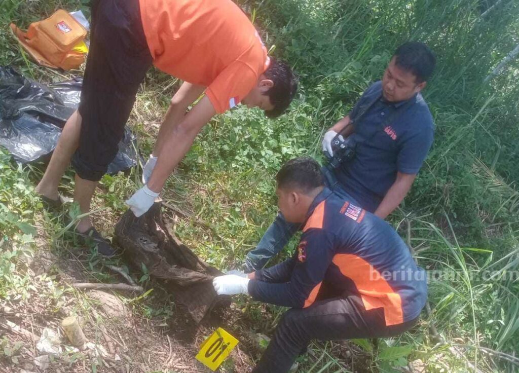 Kerangka Wanita Tanpa Kepala Ditemukan di Pinggir Sungai Lesti Malang Tim Inafis Polres Malang melakukan olah TKP penemuan kerangka manusia di pinggir Sungai Lesti, Kabupaten Malang.