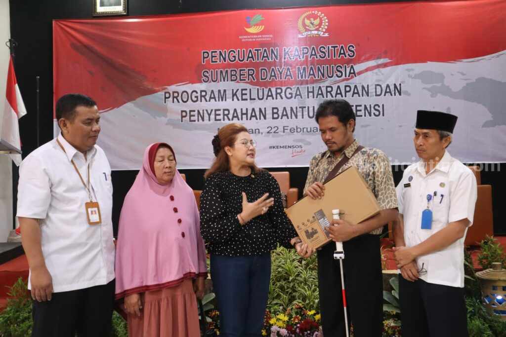 Ina Ammania Salurkan Bantuan dari Kemensos pada 371 PPKS di Magetan Anggota DPR RI Komisi VIII Ina Ammania saat menyerahkan bantuan dari Kementerian Sosial kepada 371 Pemerlu Pelayanan Kesejahteraan Sosial (PPKS) Kabupaten Magetan, Rabu (22/2/2023).
