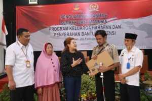 Ina Ammania Salurkan Bantuan dari Kemensos pada 371 PPKS di Magetan Anggota DPR RI Komisi VIII Ina Ammania saat menyerahkan bantuan dari Kementerian Sosial kepada 371 Pemerlu Pelayanan Kesejahteraan Sosial (PPKS) Kabupaten Magetan, Rabu (22/2/2023).