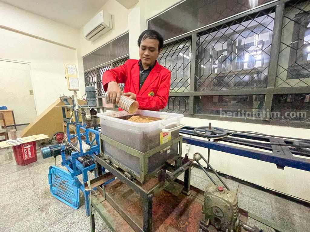 Mahasiswa Untag Surabaya Sulap Limbah Tempurung Kelapa Jadi Material Komposit Pengganti Logam Mochammad Darisunajiha, mahasiswa Teknik Mesin Untag Surabaya