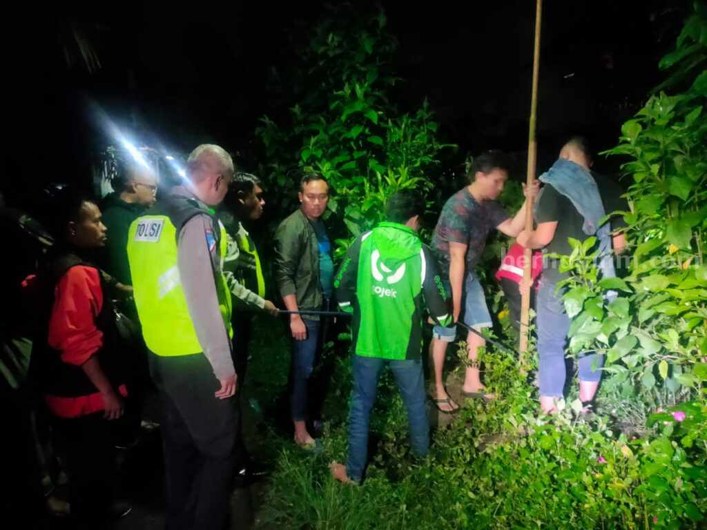 Anggota Satreskoba Polresta Malang Kota, Aiptu Khoirul (50), terperosok ke aliran Sungai Losari,