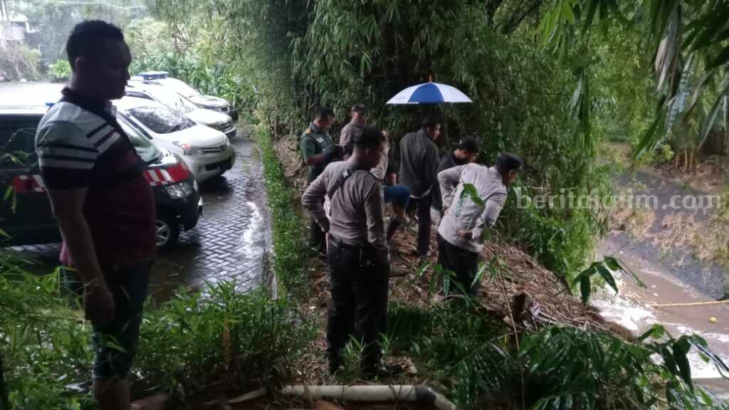 Polsek Karangploso di bantu masyarakat sekitar mencari keberadaan korban, Rabu (22/2/2023) sore.
