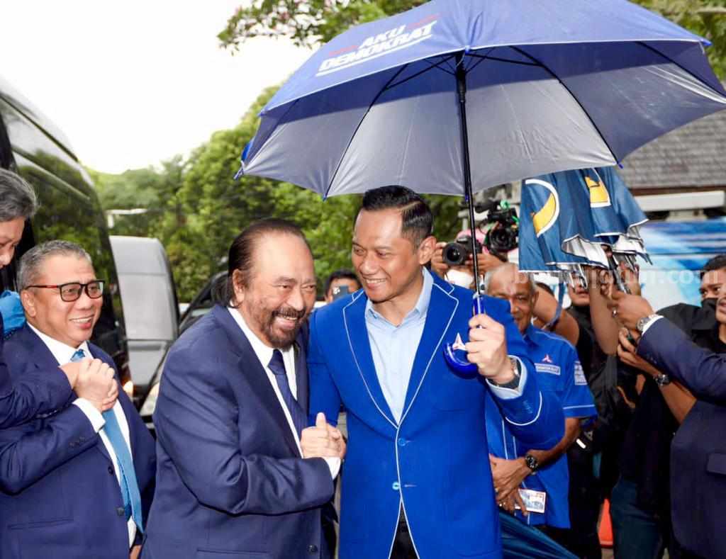 Surya Paloh ke Demokrat, AHY: Kami Ingin Kapal Koalisi Berlayar dan Menang Kedatangan Surya Paloh di tengah guyuran hujan disambut hangat, dan dipayungi langsung oleh Ketua Umum Partai Demokrat, Agus Harimurti Yudhoyono (AHY)
