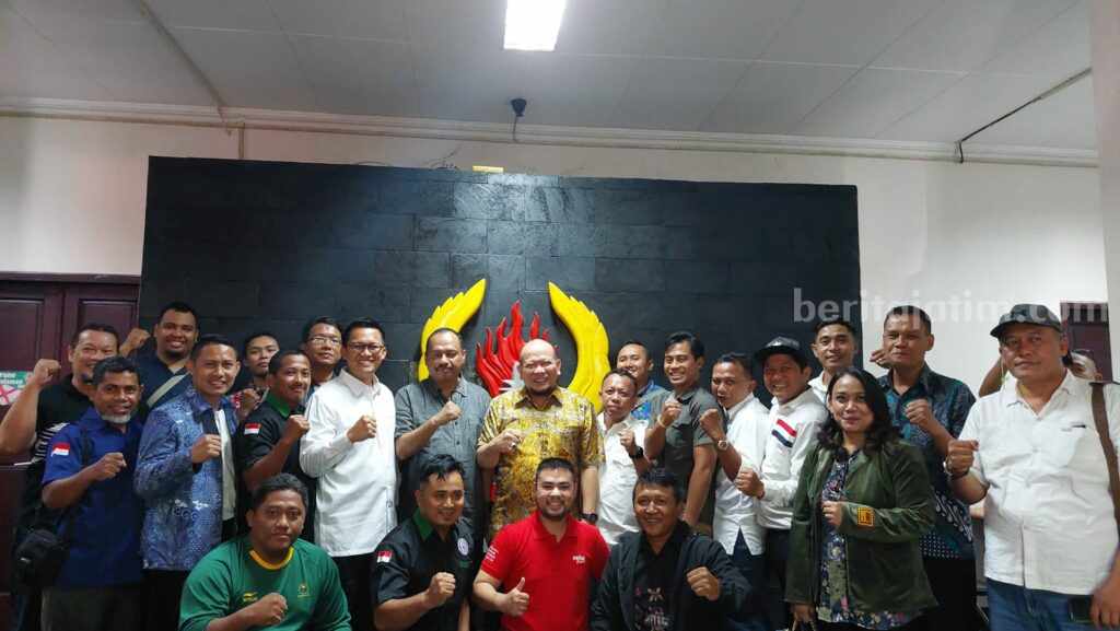 Proyeksi PON Aceh, Pengprov MI Jatim Gelar Liga Muaythai LaNyalla Mattalliti, Ketua KONI Jawa Timur, bersama Pengprov Muathay di Kantor Koni Jawa Timur