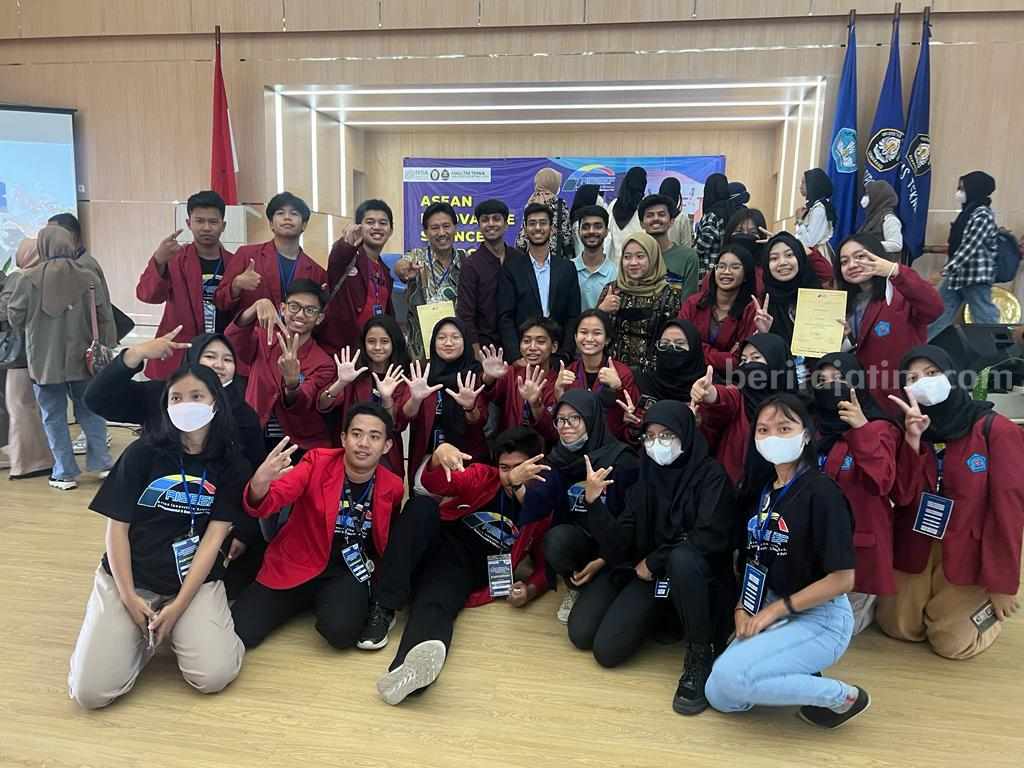 Siswa SMA Negeri 10 Surabaya saat mengikuti AISEEF IYSA di Universitas Diponegoro Semarang