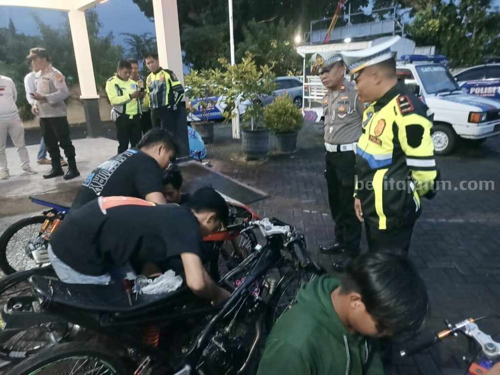 Joki dan motor modifikasi yang dimankan polisi usai penganggalan balap liar di Sukowodi, Nguntoronadi, Magetan.