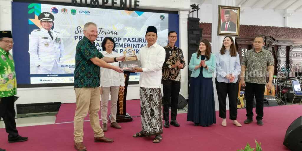 Penyerahan Project STOP kepada Bupati Pasuruan, Irsyad Yusuf.
