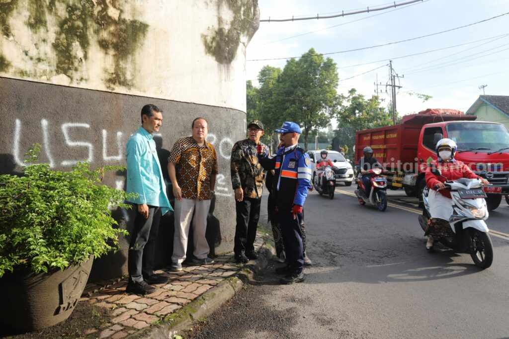 Wali Kota Malang, Sutiaji pantau arus lalulintas di Embong Brantas atau Bok Glodok.