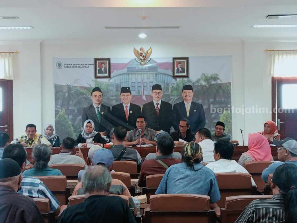 Puluhan PKL yang wadul ke DPRD usai ngaku dipindah tempat jualan oleh Disperindag karena rehab Pasar Baru, Kamis (23/2/2023)