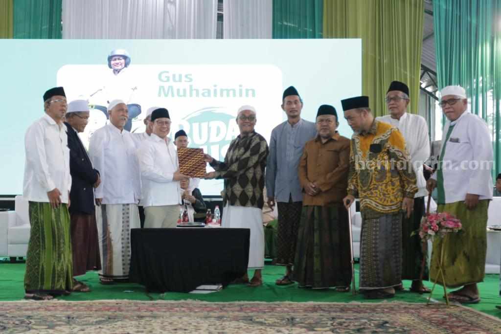 99 Kyai Jatim Dukung Gus Muhaimin Presiden 2024 Para kyai memberikan mandat kepada Ketua DPP PKB A. Muhaimin Iskandar