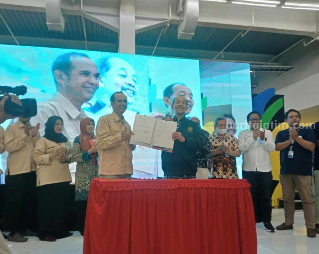 15 SMK Swasta di Surabaya Teken MoU dengan UGM Penandatanganan MoU 15 SMK Swasta di Surabaya bersama FEB UGM