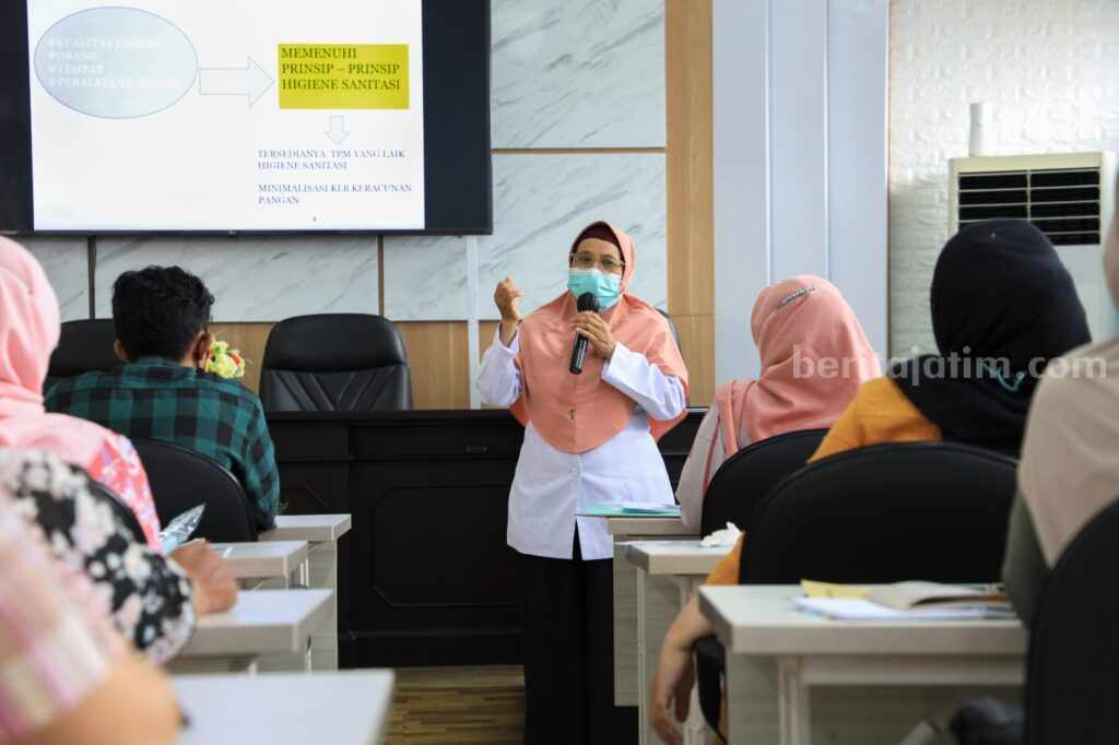 Pemkot Kediri melalui Dinas Kesehatan saat menyelenggarakan Bimtek Keamanan Pangan Bagi produsen Industri Rumah Tangga Pangan di Ruang Pertemuan Dinas Kesehatan.