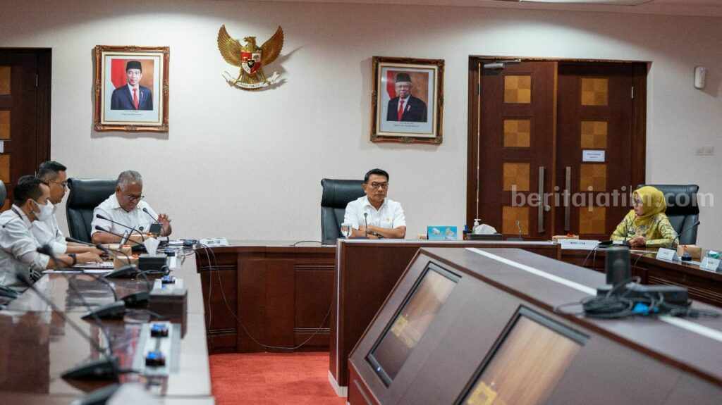 Kepala Staf Kepresidenan Dr. Moeldoko didampingi Deputi I KSP Febry Calvin Tetelepta menerima audensi Bupati Blitar Rini Syarifah, di gedung Bina Graha Jakarta, Kamis (23/2)