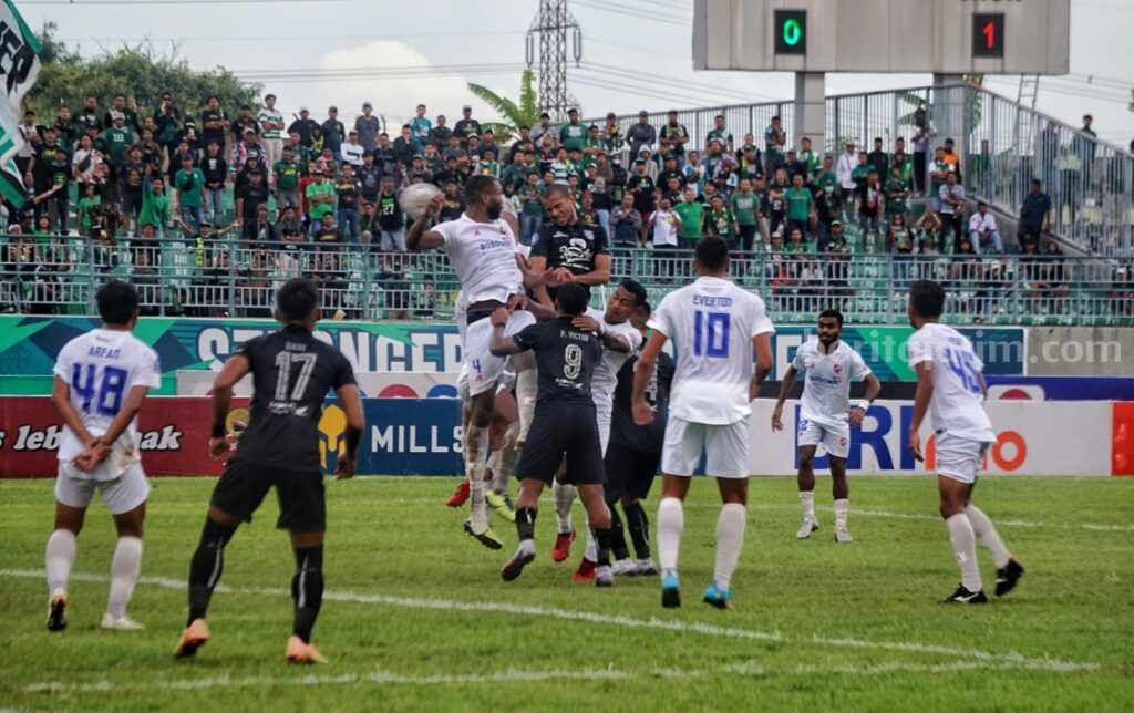 Persebaya Surabaya saat bertandinga melawan PSM Makasar di Stadion Gejos, Gresik