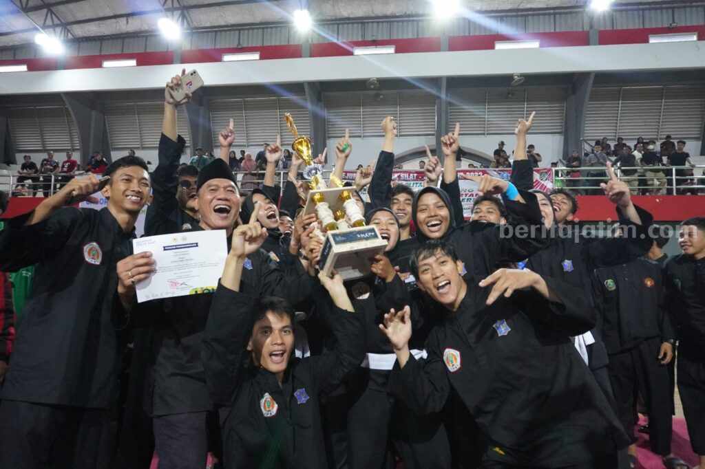 Pencak Silat Surabaya Juara Umum Kejurprov 2023 Para Atlet Pencak Silat Kota Surabaya bersama ketua Pengkot , Bambang Haryo usai menerima juara umum Kejurprov 2023