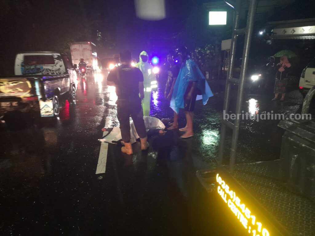 Kecelakaan lalulintas itu terjadi di jalan raya Dusun Ngrancangan Desa Wonojoyo Kecamatan Gurah Kabupaten Kediri, Kamis malam (23/2/2023).