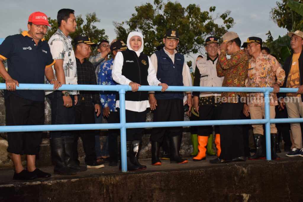 Atasi Banjir Lamongan, Pintu Kuro Bakal Direkonstruksi Gubernur Khofifah saat menggelar sidak banjir di Dusun Pujut, Desa Sidomulyo, Kecamatan Deket, Lamongan, Jumat (24/2/2023).