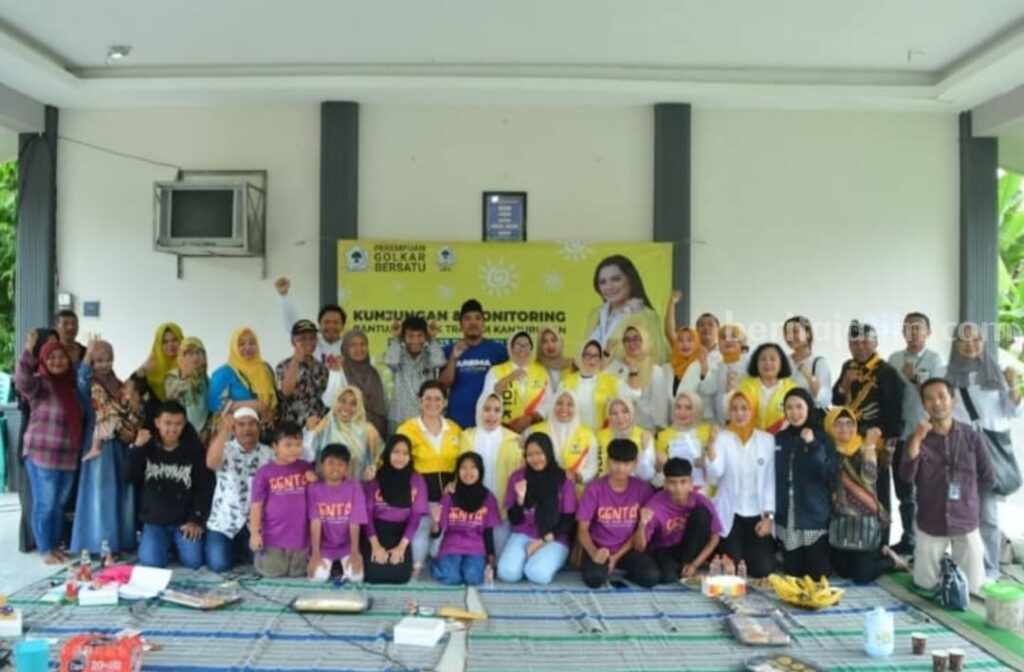 Partai Golkar membantu keluarga korban tragedi Kanjuruhan biaya pendidikan hingga tiga tahun ke depan, Jumat (24/2/2023).