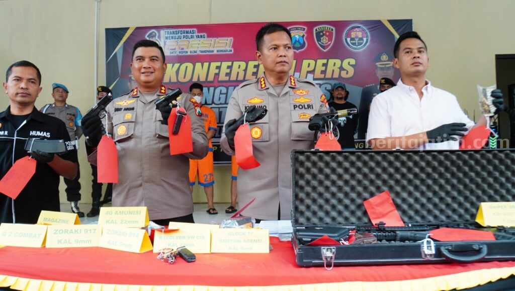 Polisi menunjukkan senpi sebagai barang bukti