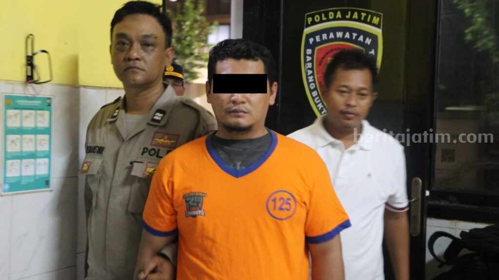 Guru Surabaya Kecanduan Film Porno, 7 Siswa Jadi Korbannya Guru berinisial AR saat digelandang oleh anggota kepolisian Satreskrim Polrestabes Surabaya (Foto/ist)