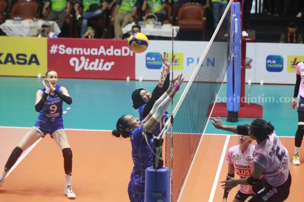 Gresik Petrokimia Pupuk Indonesia Jungkalkan Jakarta Pertamina Fastron 3-1 pemain Gresik Petrokimia Pupuk Indonesia Meidy Yoku (kanan) melancarkan smash ke pertahanan Jakarta Pertamina Fastron