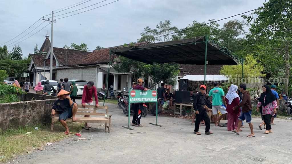 Lokasi ledakan petasan di desa Karangbendo Kecamatan Ponggok kabupaten Blitar jadi objek wisata dadakan warga sekitar buka jasa penitipan parkir