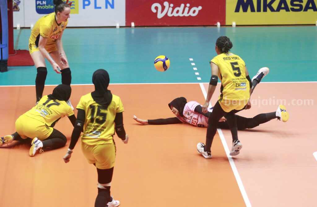 Gresik Petrokimia Pupuk Indonesia Ditumbangkan Bandung BJB Tanda Mata 2-3 Foto pemain Gresik Petrokimia Pupuk Indonesia (GPP) jatuh bangun usai dikalahkan Bandung BJB Tanda Mata