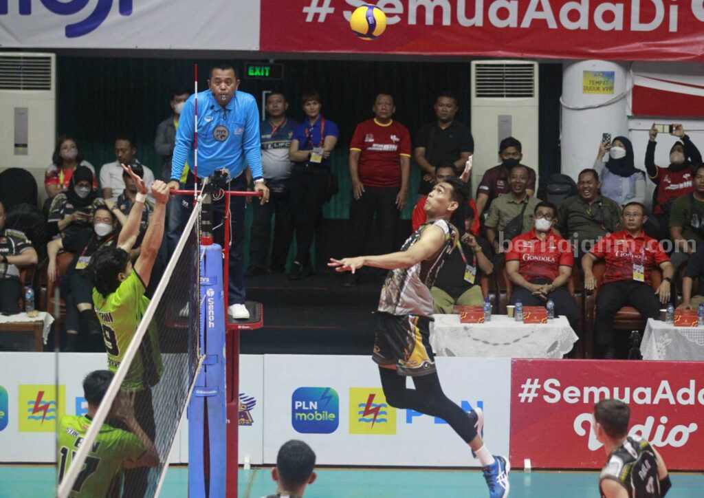 Tak Ada Surabaya Samator dalam Daftar Peserta Proliga 2024 Pemain Surabaya BIN Samator Rivan Nurmulki (kanan) melancarkan smash diblok dua pemain Jakarta STIN BIN