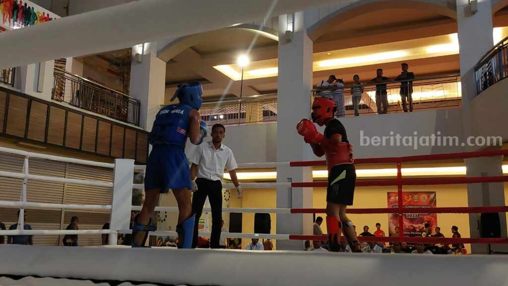 Atlet Muathay Jawa Timur mengikuti Liga seri 1 Muathay di Sutos Surabaya, Minggu (26/2/2023).